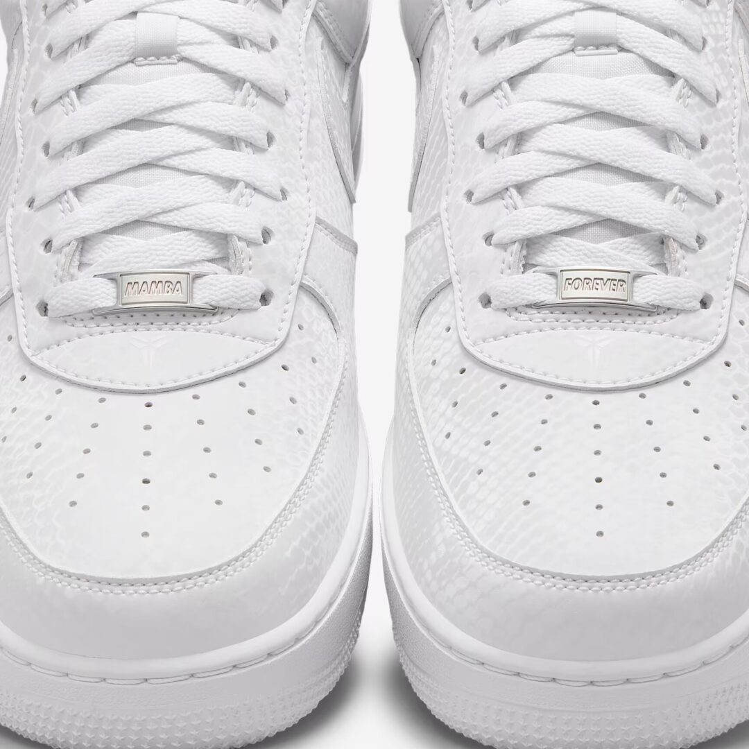 【2025年 7/1 発売】Kobe Bryant Forever × NIKE AIR FORCE 1 LOW QS “Triple White” (コービー・ブライアント ナイキ エア フォース 1 ロー レトロ “トリプルホワイト”) [IB0018-100]