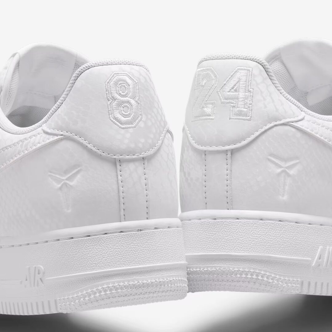 【2025年 7/1 発売】Kobe Bryant Forever × NIKE AIR FORCE 1 LOW QS “Triple White” (コービー・ブライアント ナイキ エア フォース 1 ロー レトロ “トリプルホワイト”) [IB0018-100]
