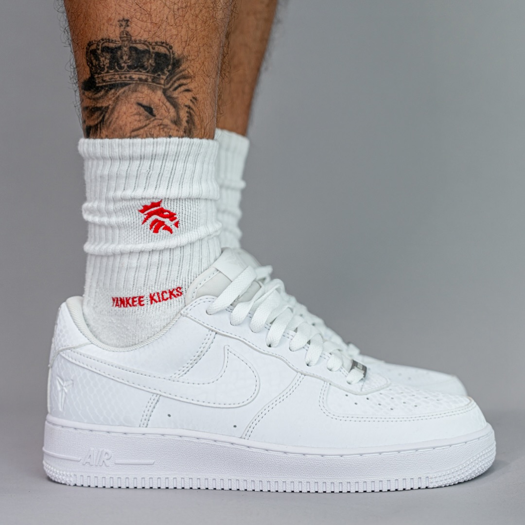 【2025年 7/1 発売】Kobe Bryant Forever × NIKE AIR FORCE 1 LOW QS “Triple White” (コービー・ブライアント ナイキ エア フォース 1 ロー レトロ “トリプルホワイト”) [IB0018-100]