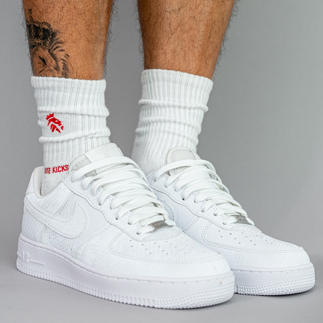 【2025年 7/1 発売】Kobe Bryant Forever × NIKE AIR FORCE 1 LOW QS “Triple White” (コービー・ブライアント ナイキ エア フォース 1 ロー レトロ “トリプルホワイト”) [IB0018-100]