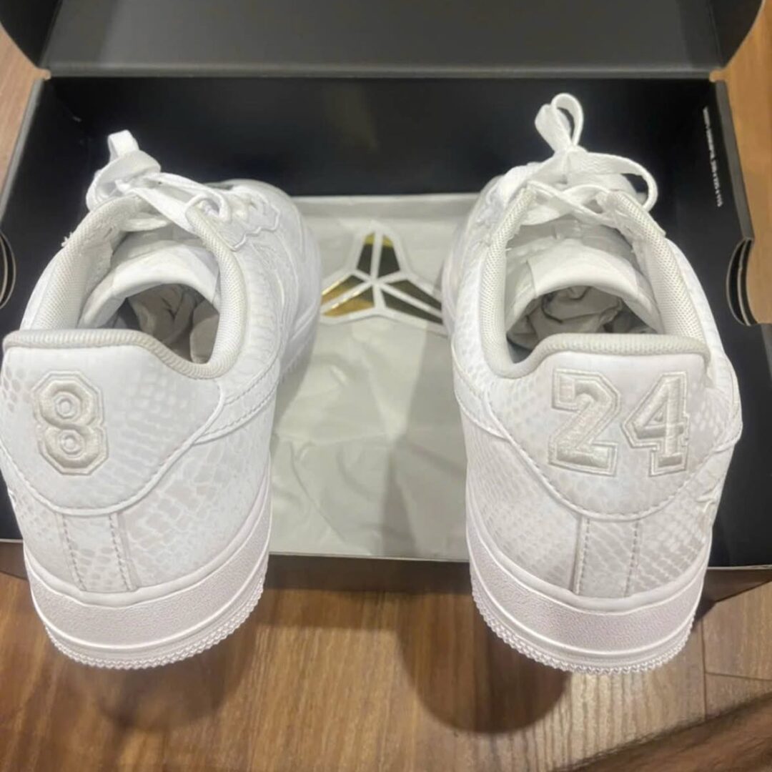 【2025年 秋 発売予定】Kobe Bryant Forever × NIKE AIR FORCE 1 LOW QS “Triple White” (コービー・ブライアント ナイキ エア フォース 1 ロー レトロ “トリプルホワイト”) [IB0018-100]