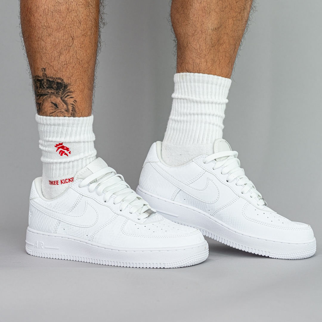 【2025年 7/1 発売】Kobe Bryant Forever × NIKE AIR FORCE 1 LOW QS “Triple White” (コービー・ブライアント ナイキ エア フォース 1 ロー レトロ “トリプルホワイト”) [IB0018-100]