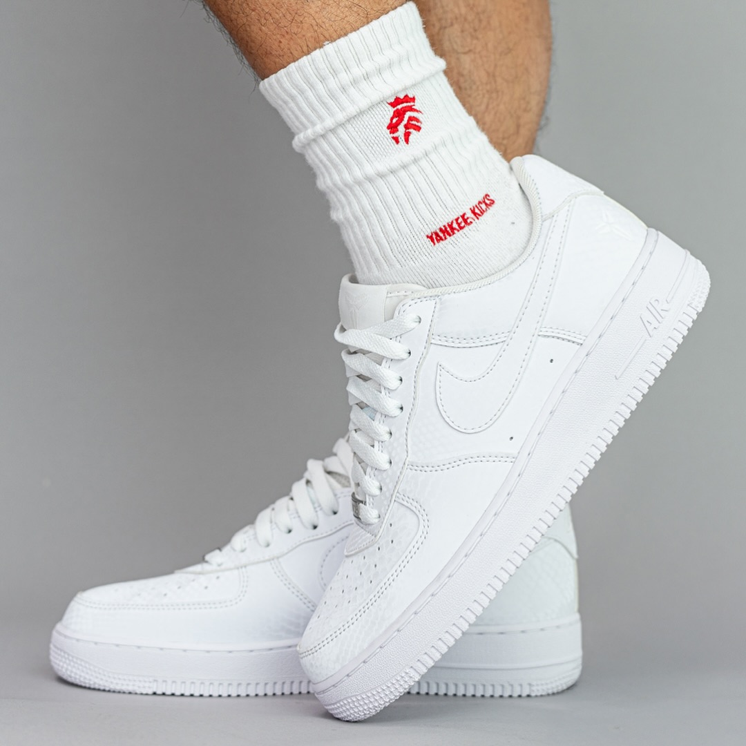 【2025年 7/1 発売】Kobe Bryant Forever × NIKE AIR FORCE 1 LOW QS “Triple White” (コービー・ブライアント ナイキ エア フォース 1 ロー レトロ “トリプルホワイト”) [IB0018-100]