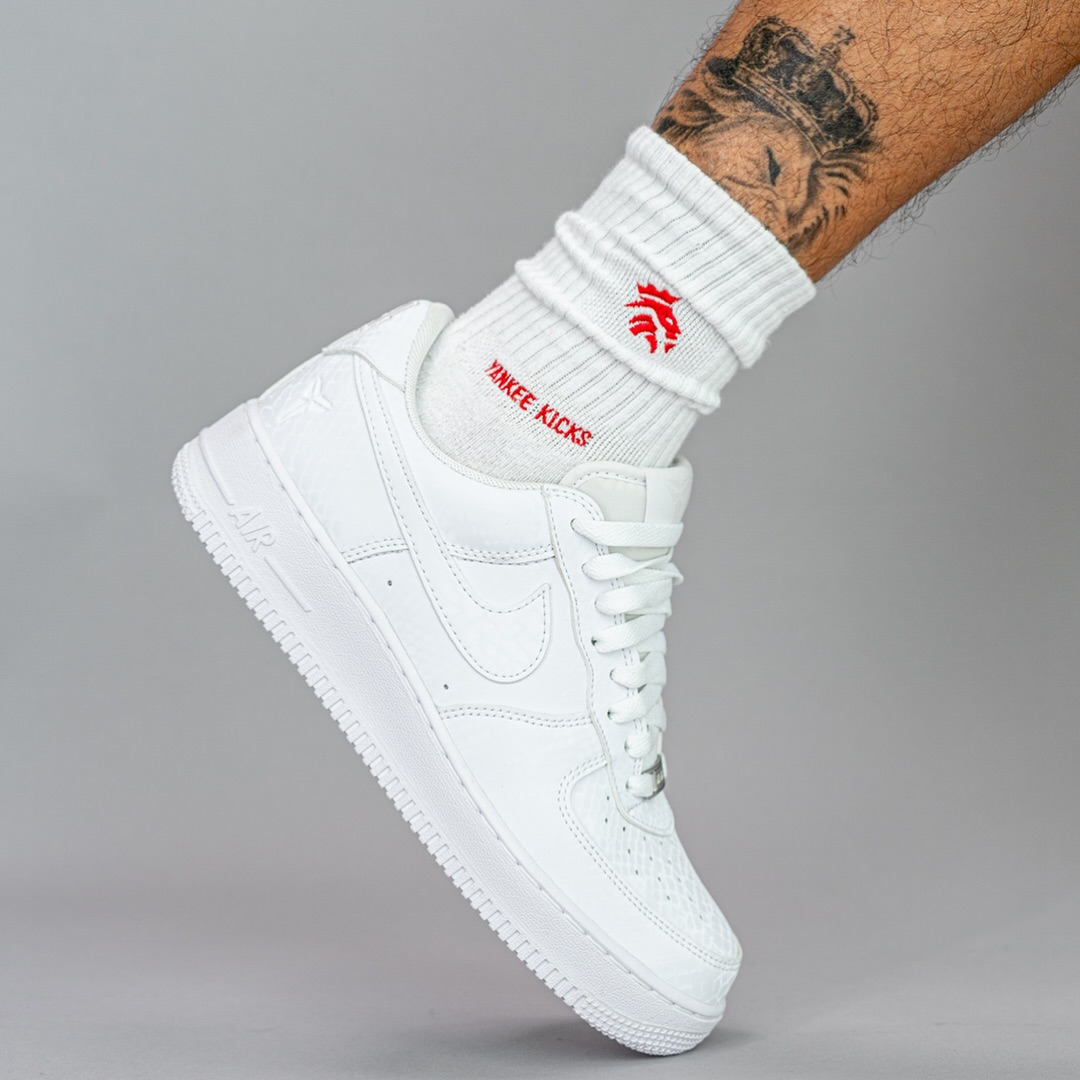 【2025年 7/1 発売】Kobe Bryant Forever × NIKE AIR FORCE 1 LOW QS “Triple White” (コービー・ブライアント ナイキ エア フォース 1 ロー レトロ “トリプルホワイト”) [IB0018-100]