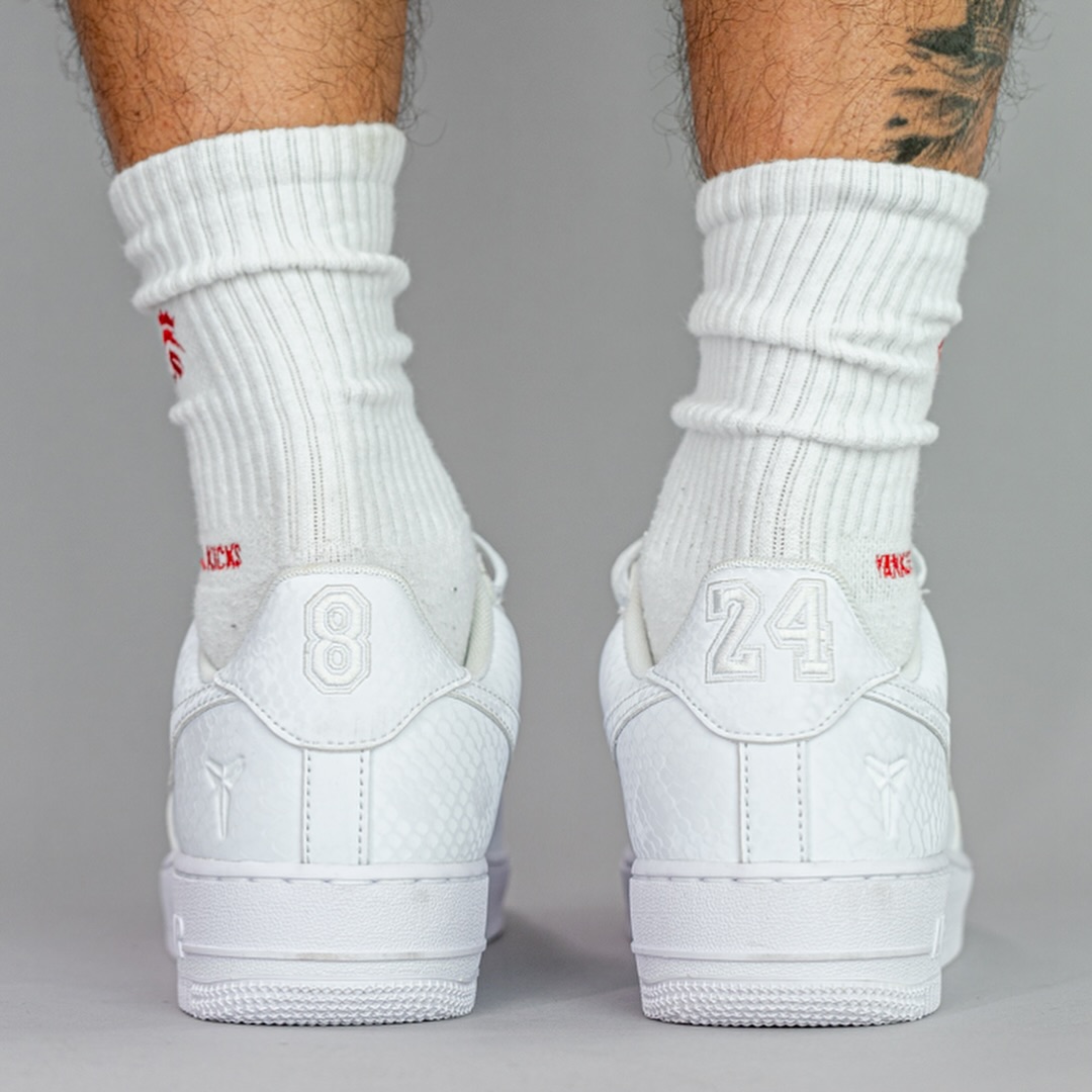 【2025年 7/1 発売】Kobe Bryant Forever × NIKE AIR FORCE 1 LOW QS “Triple White” (コービー・ブライアント ナイキ エア フォース 1 ロー レトロ “トリプルホワイト”) [IB0018-100]
