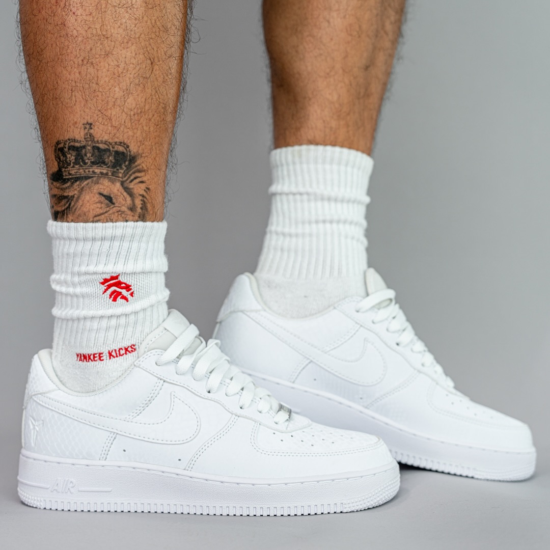 【2025年 7/1 発売】Kobe Bryant Forever × NIKE AIR FORCE 1 LOW QS “Triple White” (コービー・ブライアント ナイキ エア フォース 1 ロー レトロ “トリプルホワイト”) [IB0018-100]