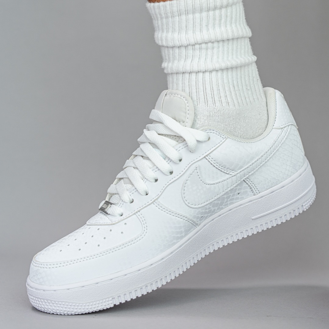【2025年 7/1 発売】Kobe Bryant Forever × NIKE AIR FORCE 1 LOW QS “Triple White” (コービー・ブライアント ナイキ エア フォース 1 ロー レトロ “トリプルホワイト”) [IB0018-100]