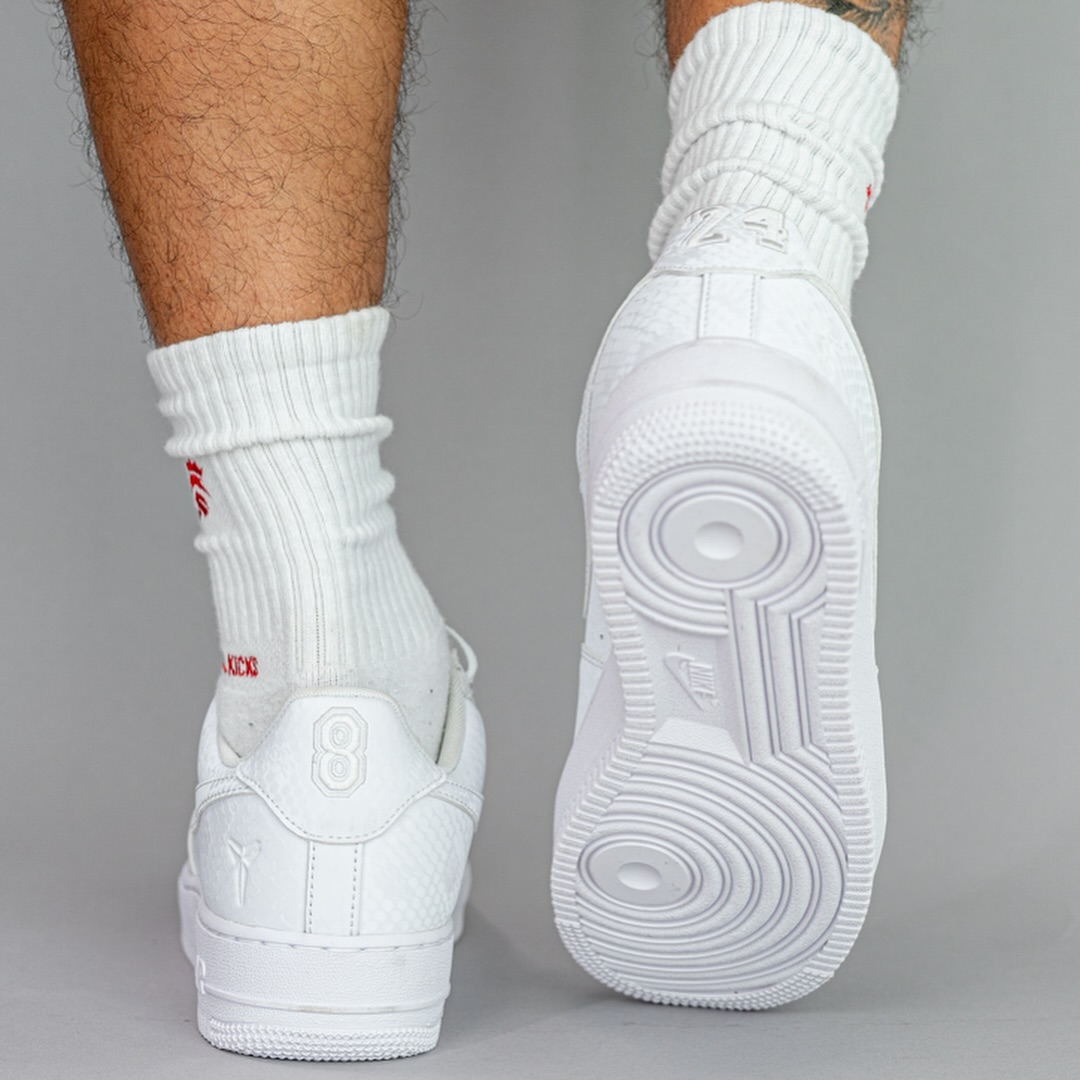 【2025年 7/1 発売】Kobe Bryant Forever × NIKE AIR FORCE 1 LOW QS “Triple White” (コービー・ブライアント ナイキ エア フォース 1 ロー レトロ “トリプルホワイト”) [IB0018-100]
