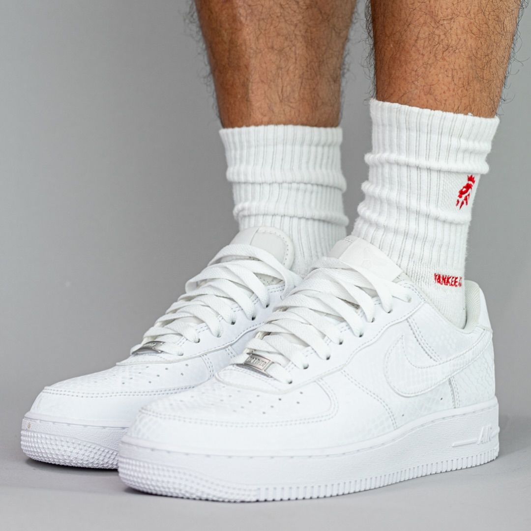 【2025年 7/1 発売】Kobe Bryant Forever × NIKE AIR FORCE 1 LOW QS “Triple White” (コービー・ブライアント ナイキ エア フォース 1 ロー レトロ “トリプルホワイト”) [IB0018-100]