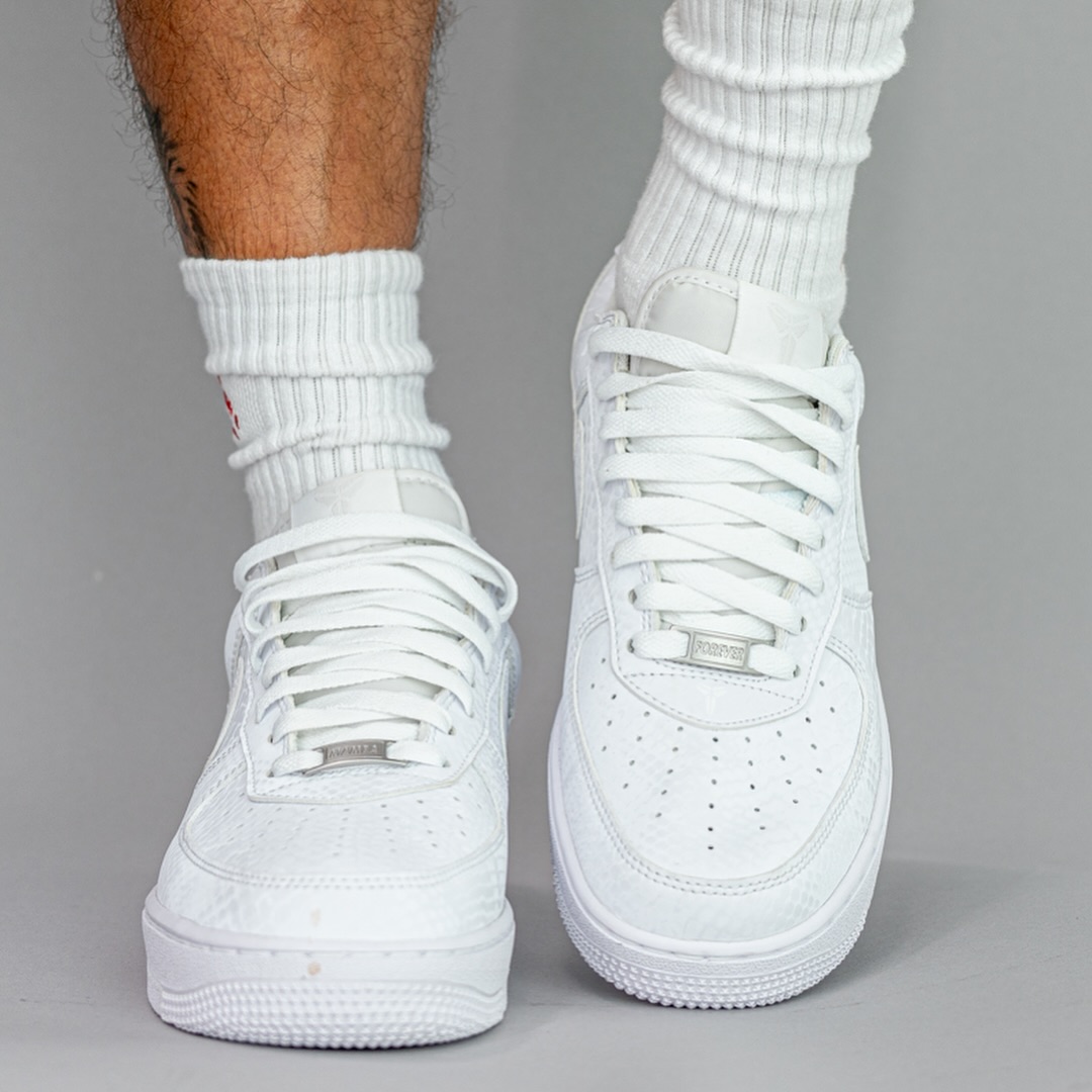 【2025年 7/1 発売】Kobe Bryant Forever × NIKE AIR FORCE 1 LOW QS “Triple White” (コービー・ブライアント ナイキ エア フォース 1 ロー レトロ “トリプルホワイト”) [IB0018-100]