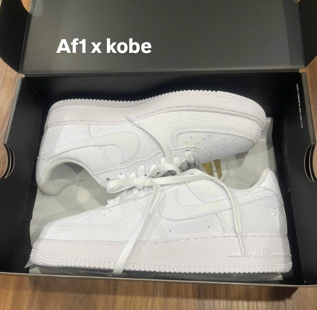 【2025年 秋 発売予定】Kobe Bryant Forever × NIKE AIR FORCE 1 LOW QS “Triple White” (コービー・ブライアント ナイキ エア フォース 1 ロー レトロ “トリプルホワイト”) [IB0018-100]