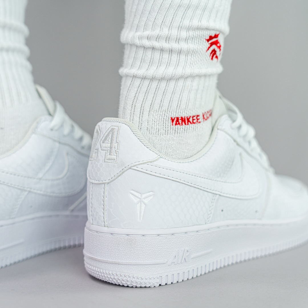 【2025年 7/1 発売】Kobe Bryant Forever × NIKE AIR FORCE 1 LOW QS “Triple White” (コービー・ブライアント ナイキ エア フォース 1 ロー レトロ “トリプルホワイト”) [IB0018-100]