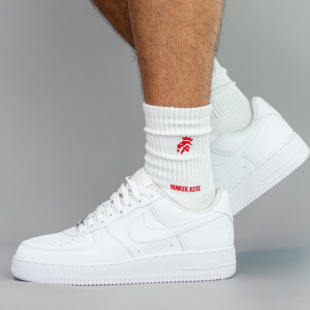 【2025年 7/1 発売】Kobe Bryant Forever × NIKE AIR FORCE 1 LOW QS “Triple White” (コービー・ブライアント ナイキ エア フォース 1 ロー レトロ “トリプルホワイト”) [IB0018-100]