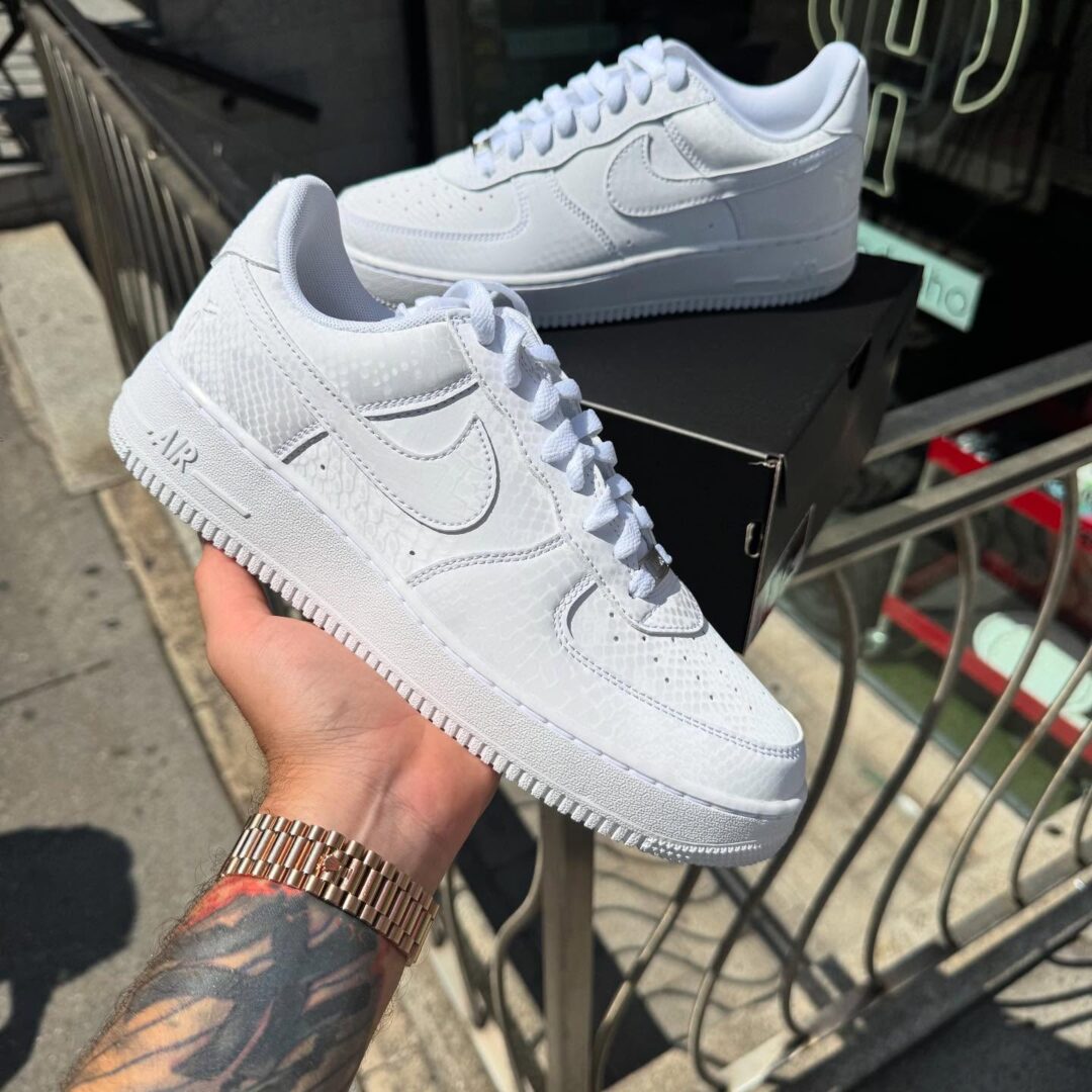 【2025年 7/1 発売】Kobe Bryant Forever × NIKE AIR FORCE 1 LOW QS “Triple White” (コービー・ブライアント ナイキ エア フォース 1 ロー レトロ “トリプルホワイト”) [IB0018-100]