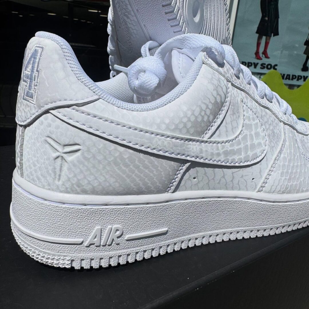 【2025年 7/1 発売】Kobe Bryant Forever × NIKE AIR FORCE 1 LOW QS “Triple White” (コービー・ブライアント ナイキ エア フォース 1 ロー レトロ “トリプルホワイト”) [IB0018-100]