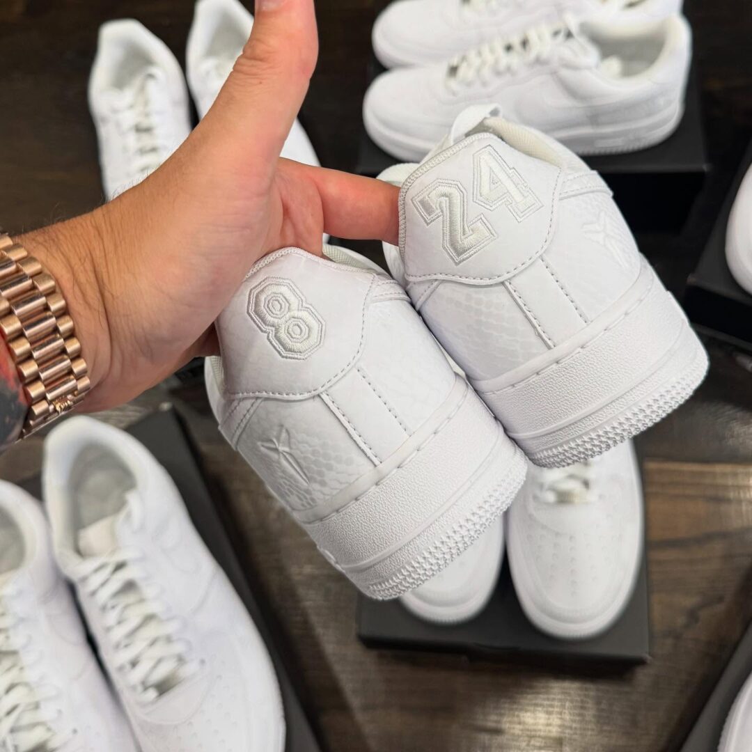 【2025年 7/1 発売】Kobe Bryant Forever × NIKE AIR FORCE 1 LOW QS “Triple White” (コービー・ブライアント ナイキ エア フォース 1 ロー レトロ “トリプルホワイト”) [IB0018-100]