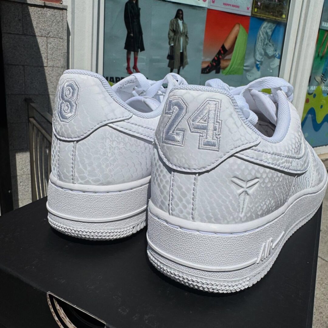 【2025年 7/1 発売】Kobe Bryant Forever × NIKE AIR FORCE 1 LOW QS “Triple White” (コービー・ブライアント ナイキ エア フォース 1 ロー レトロ “トリプルホワイト”) [IB0018-100]
