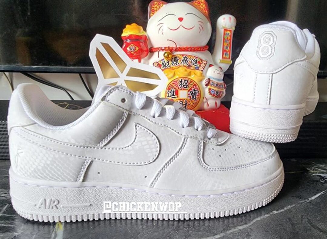 【2025年 秋 発売予定】Kobe Bryant Forever × NIKE AIR FORCE 1 LOW QS “Triple White” (コービー・ブライアント ナイキ エア フォース 1 ロー レトロ “トリプルホワイト”) [IB0018-100]