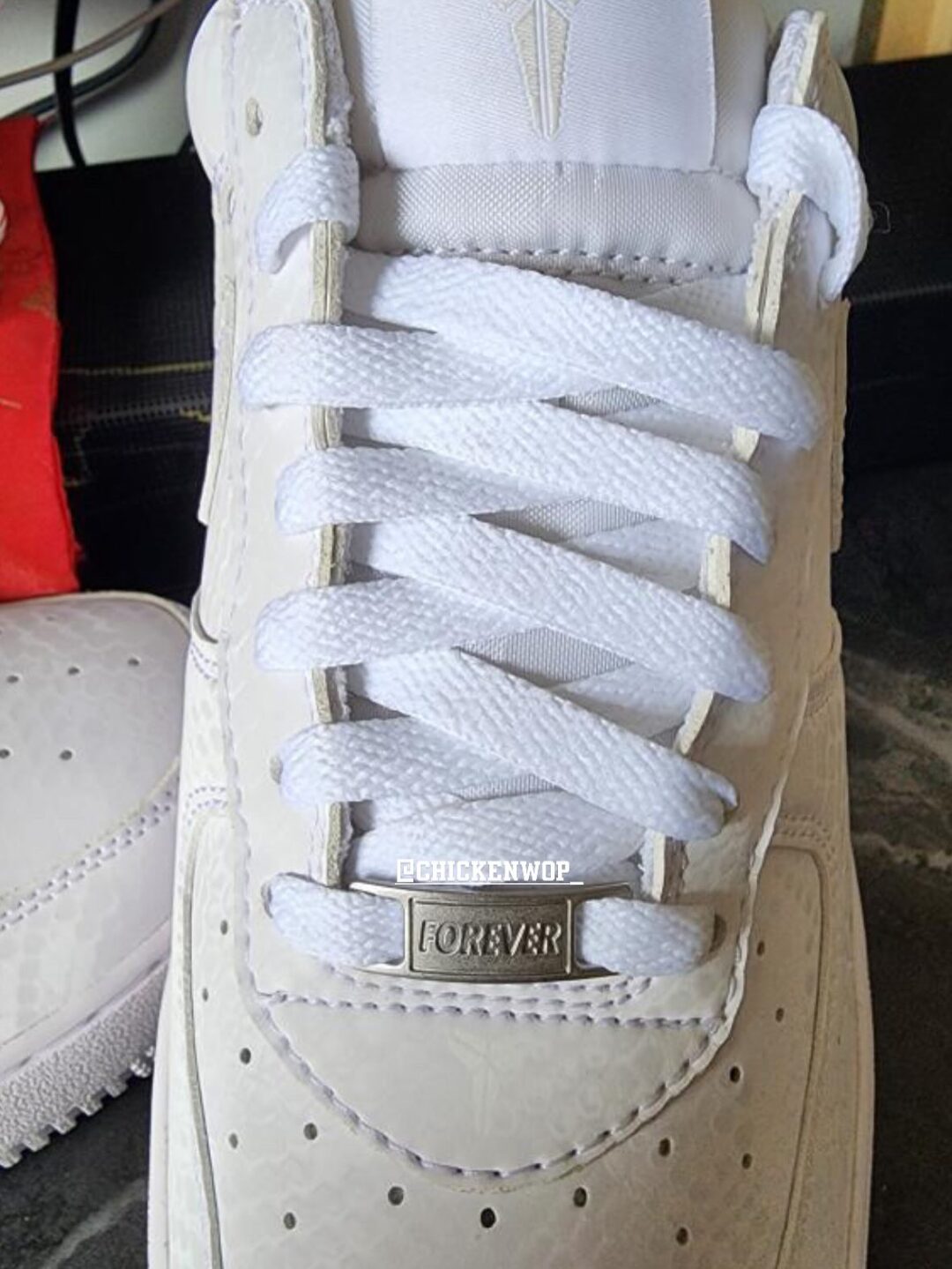 【2025年 秋 発売予定】Kobe Bryant Forever × NIKE AIR FORCE 1 LOW QS “Triple White” (コービー・ブライアント ナイキ エア フォース 1 ロー レトロ “トリプルホワイト”) [IB0018-100]