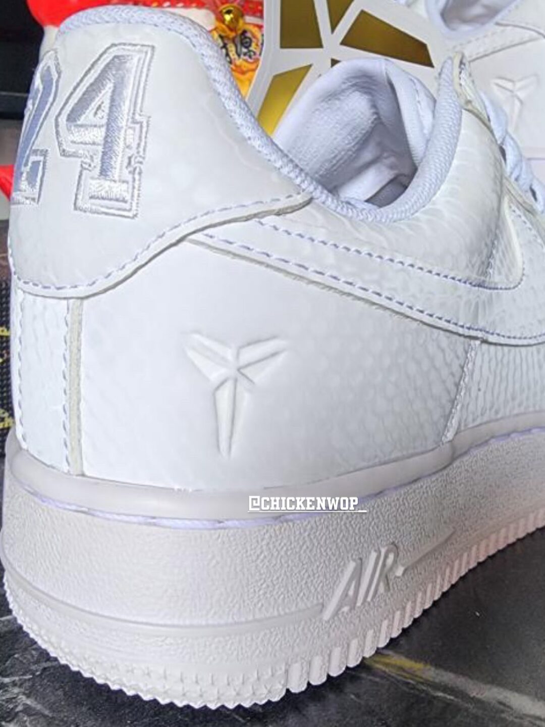 【2025年 秋 発売予定】Kobe Bryant Forever × NIKE AIR FORCE 1 LOW QS “Triple White” (コービー・ブライアント ナイキ エア フォース 1 ロー レトロ “トリプルホワイト”) [IB0018-100]