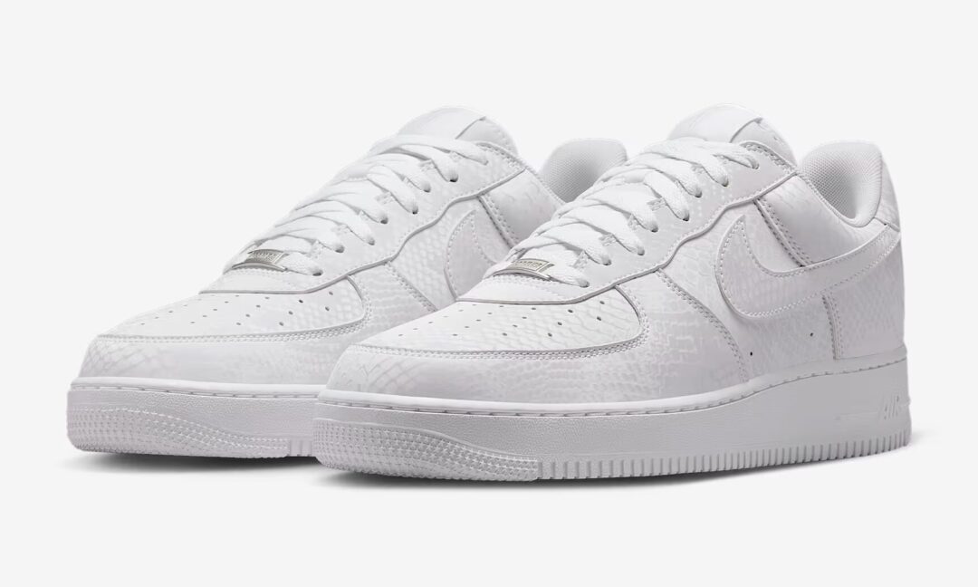 【2025年 7/1 発売】Kobe Bryant Forever × NIKE AIR FORCE 1 LOW QS “Triple White” (コービー・ブライアント ナイキ エア フォース 1 ロー レトロ “トリプルホワイト”) [IB0018-100]