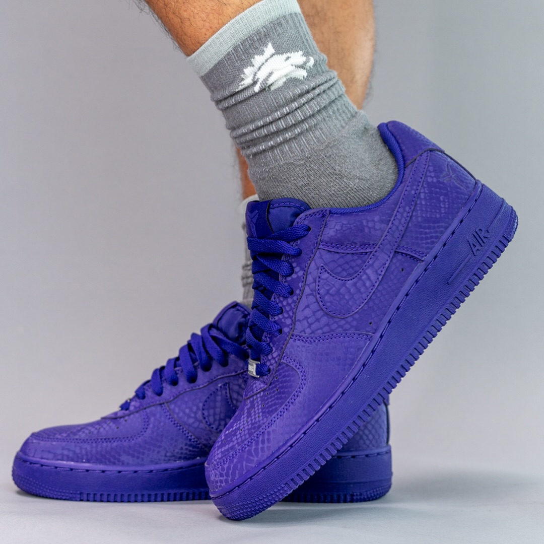 【2025年 秋 発売予定】Kobe Bryant Forever × NIKE AIR FORCE 1 LOW QS “Varsity Purple” (コービー・ブライアント ナイキ エア フォース 1 ロー レトロ “バーシティパープル”) [IB0018-500]
