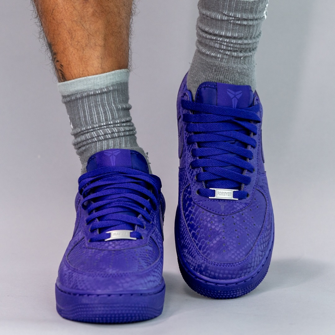 【2025年 秋 発売予定】Kobe Bryant Forever × NIKE AIR FORCE 1 LOW QS “Varsity Purple” (コービー・ブライアント ナイキ エア フォース 1 ロー レトロ “バーシティパープル”) [IB0018-500]