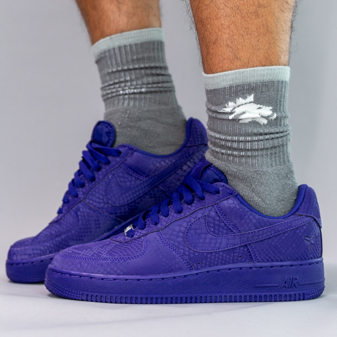【2025年 秋 発売予定】Kobe Bryant Forever × NIKE AIR FORCE 1 LOW QS “Varsity Purple” (コービー・ブライアント ナイキ エア フォース 1 ロー レトロ “バーシティパープル”) [IB0018-500]
