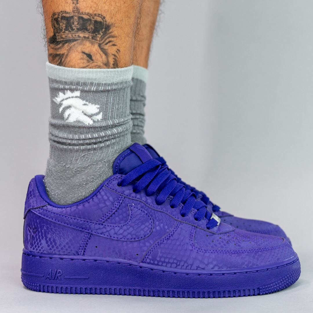【2025年 秋 発売予定】Kobe Bryant Forever × NIKE AIR FORCE 1 LOW QS “Varsity Purple” (コービー・ブライアント ナイキ エア フォース 1 ロー レトロ “バーシティパープル”) [IB0018-500]