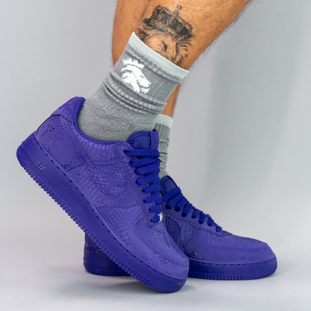 【2025年 秋 発売予定】Kobe Bryant Forever × NIKE AIR FORCE 1 LOW QS “Varsity Purple” (コービー・ブライアント ナイキ エア フォース 1 ロー レトロ “バーシティパープル”) [IB0018-500]