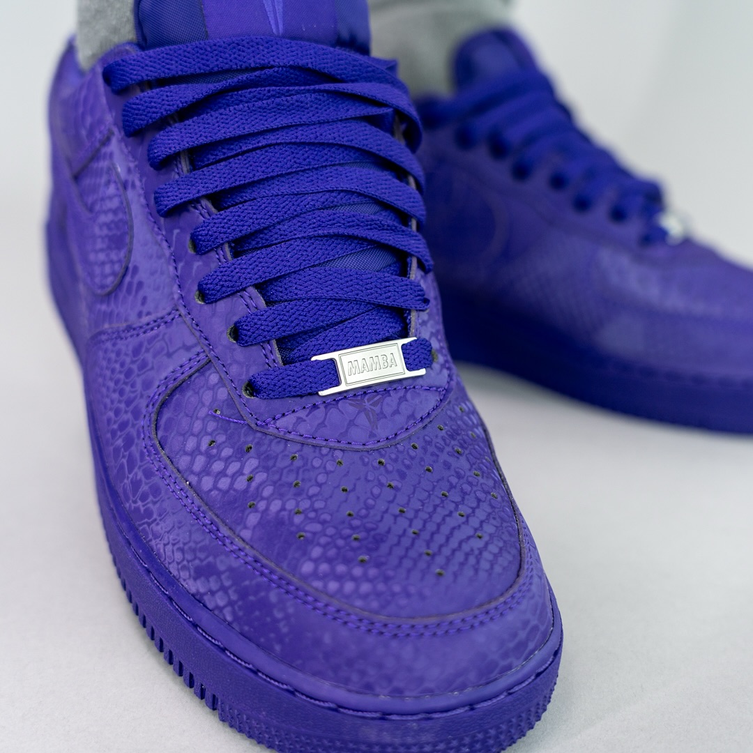 【2025年 秋 発売予定】Kobe Bryant Forever × NIKE AIR FORCE 1 LOW QS “Varsity Purple” (コービー・ブライアント ナイキ エア フォース 1 ロー レトロ “バーシティパープル”) [IB0018-500]