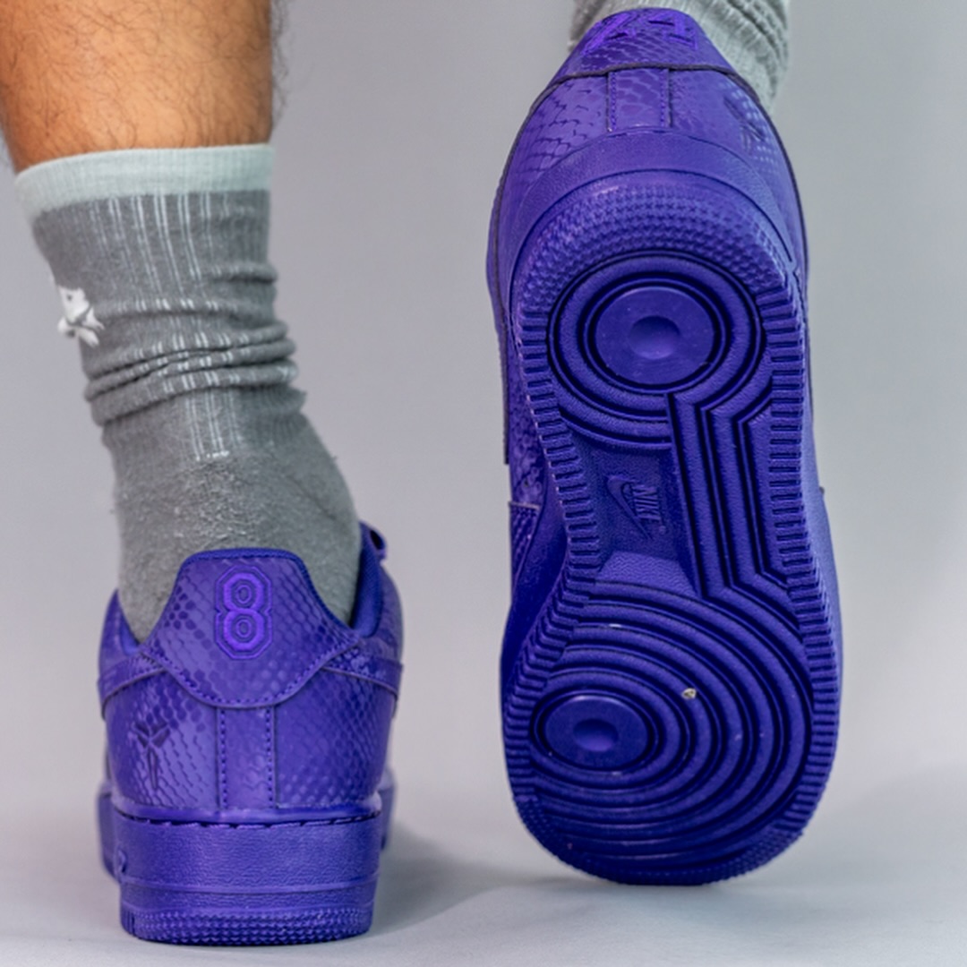 【2025年 秋 発売予定】Kobe Bryant Forever × NIKE AIR FORCE 1 LOW QS “Varsity Purple” (コービー・ブライアント ナイキ エア フォース 1 ロー レトロ “バーシティパープル”) [IB0018-500]