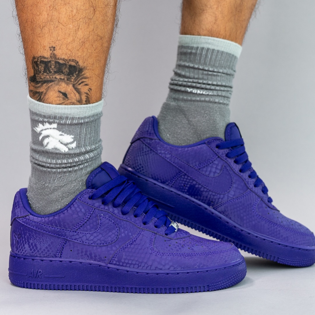 【2025年 秋 発売予定】Kobe Bryant Forever × NIKE AIR FORCE 1 LOW QS “Varsity Purple” (コービー・ブライアント ナイキ エア フォース 1 ロー レトロ “バーシティパープル”) [IB0018-500]