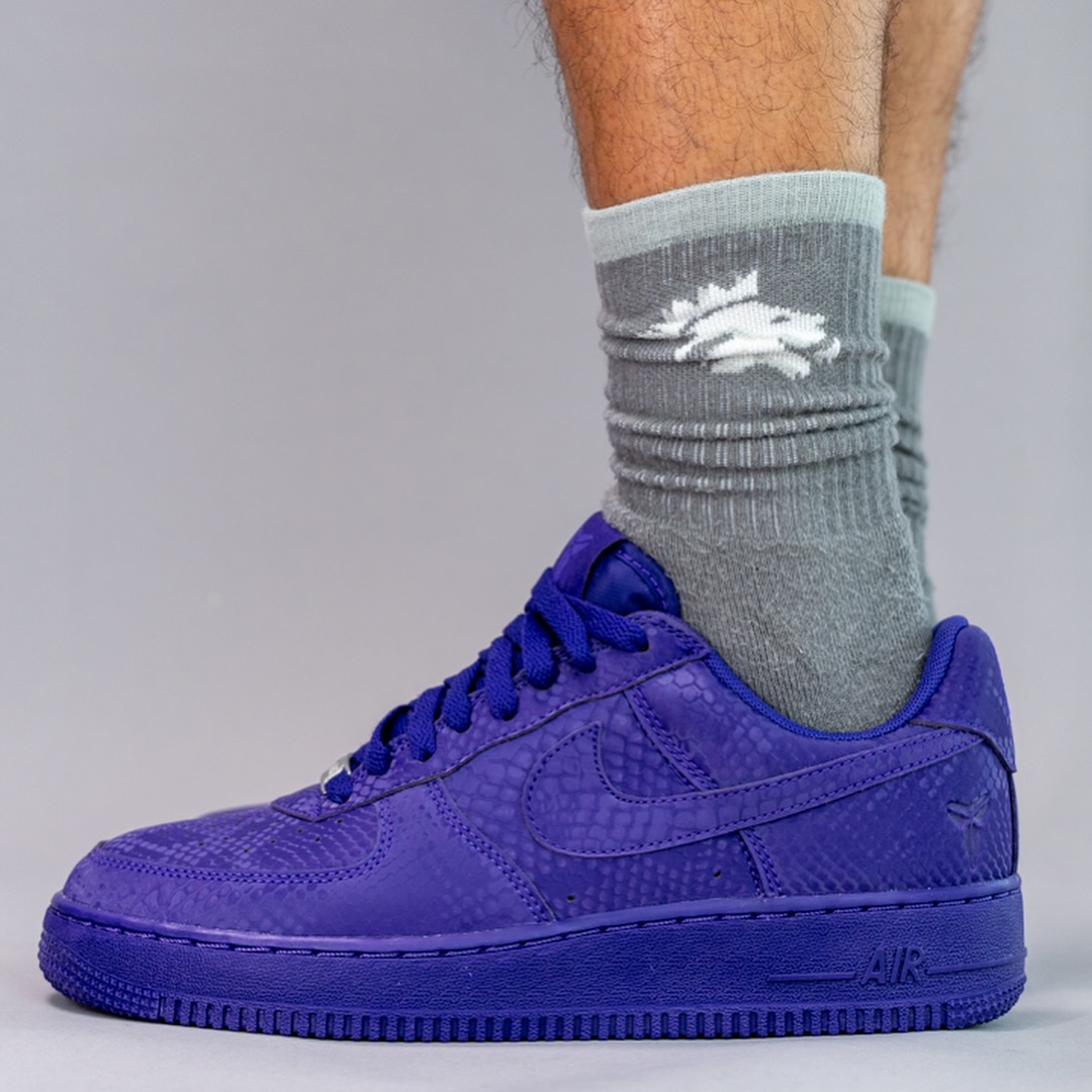 【2025年 秋 発売予定】Kobe Bryant Forever × NIKE AIR FORCE 1 LOW QS “Varsity Purple” (コービー・ブライアント ナイキ エア フォース 1 ロー レトロ “バーシティパープル”) [IB0018-500]