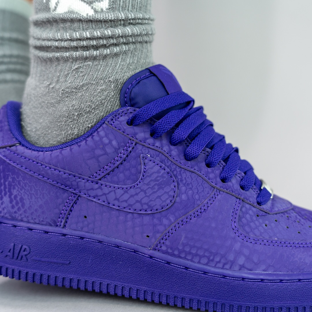 【2025年 秋 発売予定】Kobe Bryant Forever × NIKE AIR FORCE 1 LOW QS “Varsity Purple” (コービー・ブライアント ナイキ エア フォース 1 ロー レトロ “バーシティパープル”) [IB0018-500]