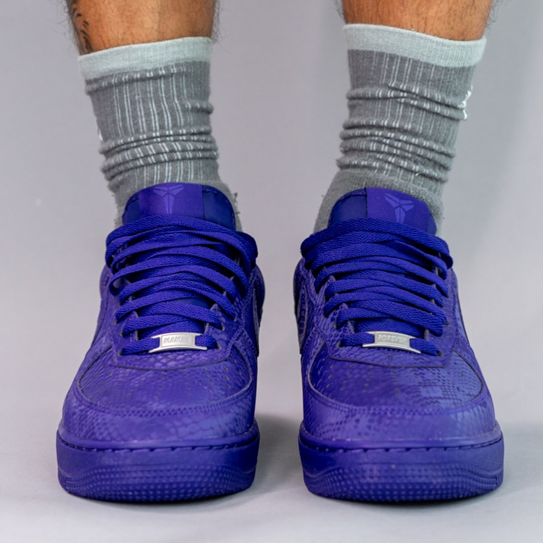 【2025年 秋 発売予定】Kobe Bryant Forever × NIKE AIR FORCE 1 LOW QS “Varsity Purple” (コービー・ブライアント ナイキ エア フォース 1 ロー レトロ “バーシティパープル”) [IB0018-500]