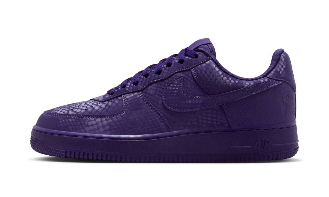 【国内 2025年 10/1 発売予定】Kobe Bryant Forever × NIKE AIR FORCE 1 LOW QS “Varsity Purple” (コービー・ブライアント ナイキ エア フォース 1 ロー レトロ “バーシティパープル”) [IB0018-500]