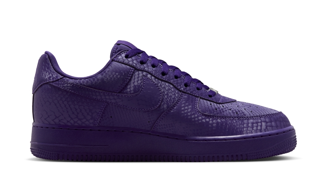 【国内 2025年 10/1 発売予定】Kobe Bryant Forever × NIKE AIR FORCE 1 LOW QS “Varsity Purple” (コービー・ブライアント ナイキ エア フォース 1 ロー レトロ “バーシティパープル”) [IB0018-500]