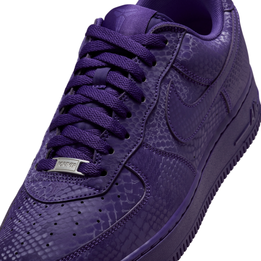 【国内 2025年 10/1 発売予定】Kobe Bryant Forever × NIKE AIR FORCE 1 LOW QS “Varsity Purple” (コービー・ブライアント ナイキ エア フォース 1 ロー レトロ “バーシティパープル”) [IB0018-500]