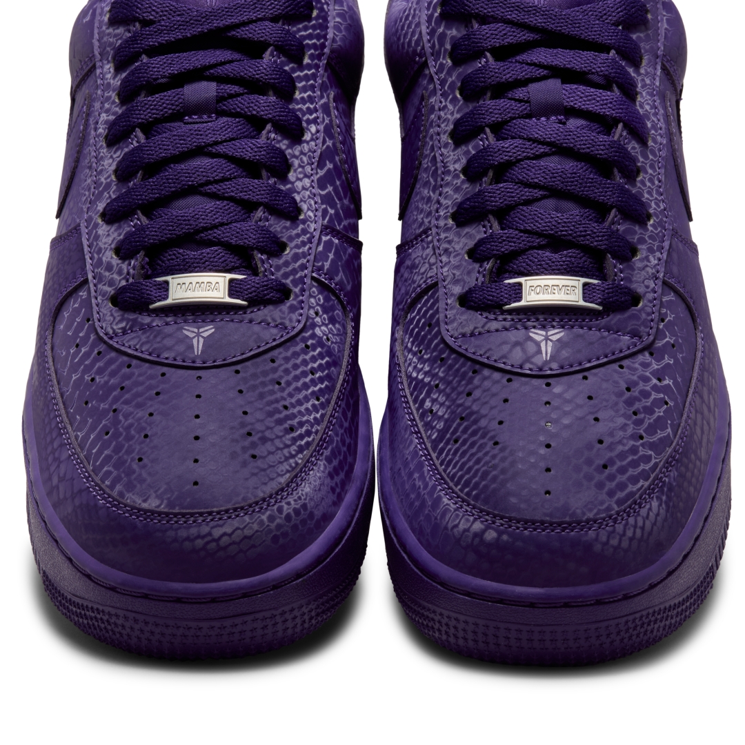 【国内 2025年 10/1 発売予定】Kobe Bryant Forever × NIKE AIR FORCE 1 LOW QS “Varsity Purple” (コービー・ブライアント ナイキ エア フォース 1 ロー レトロ “バーシティパープル”) [IB0018-500]