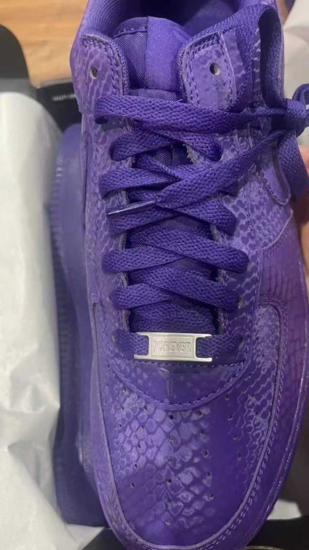 【2025年 秋 発売予定】Kobe Bryant Forever × NIKE AIR FORCE 1 LOW QS “Varsity Purple” (コービー・ブライアント ナイキ エア フォース 1 ロー レトロ “バーシティパープル”)