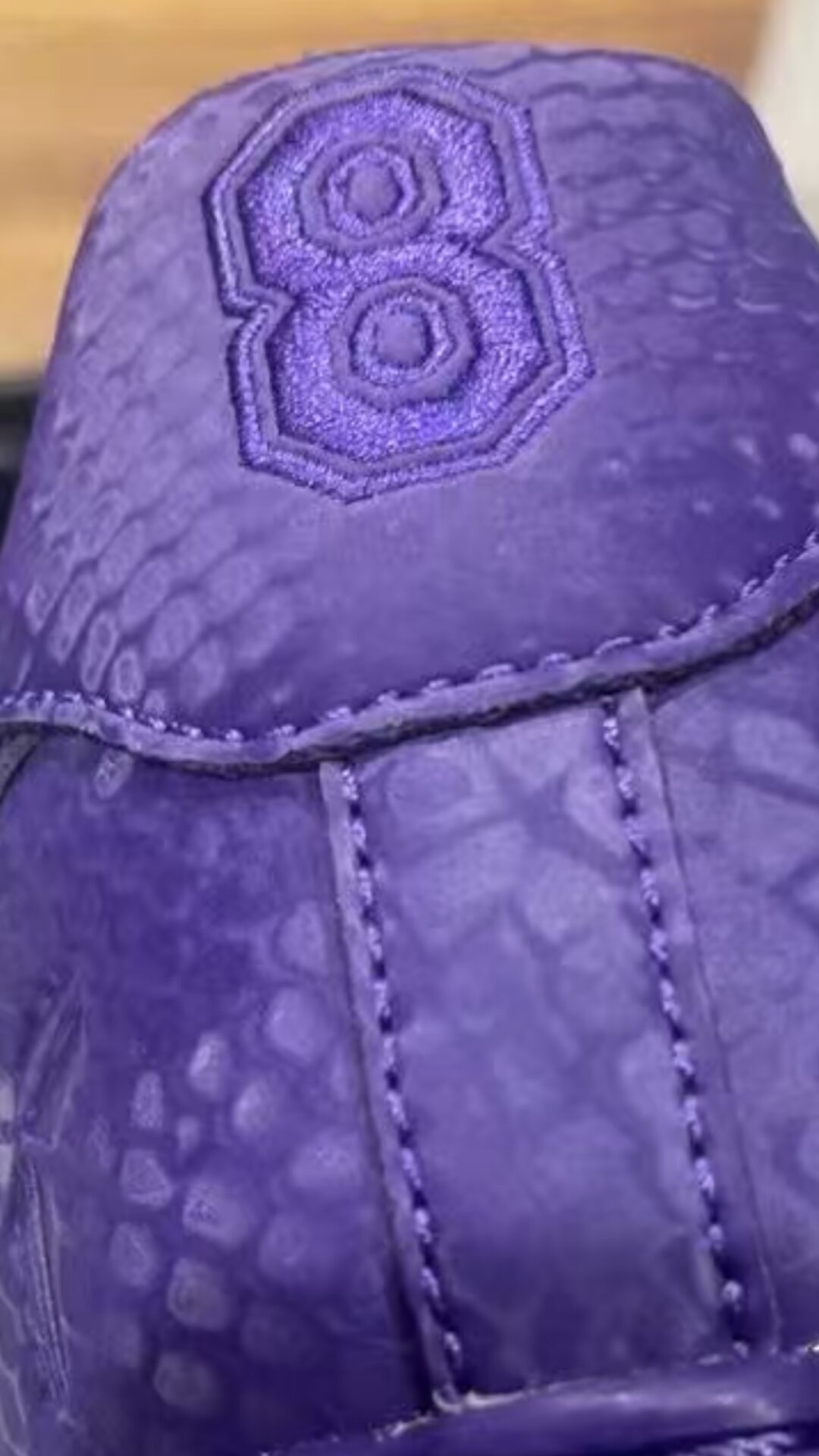 【2025年 秋 発売予定】Kobe Bryant Forever × NIKE AIR FORCE 1 LOW QS “Varsity Purple” (コービー・ブライアント ナイキ エア フォース 1 ロー レトロ “バーシティパープル”)