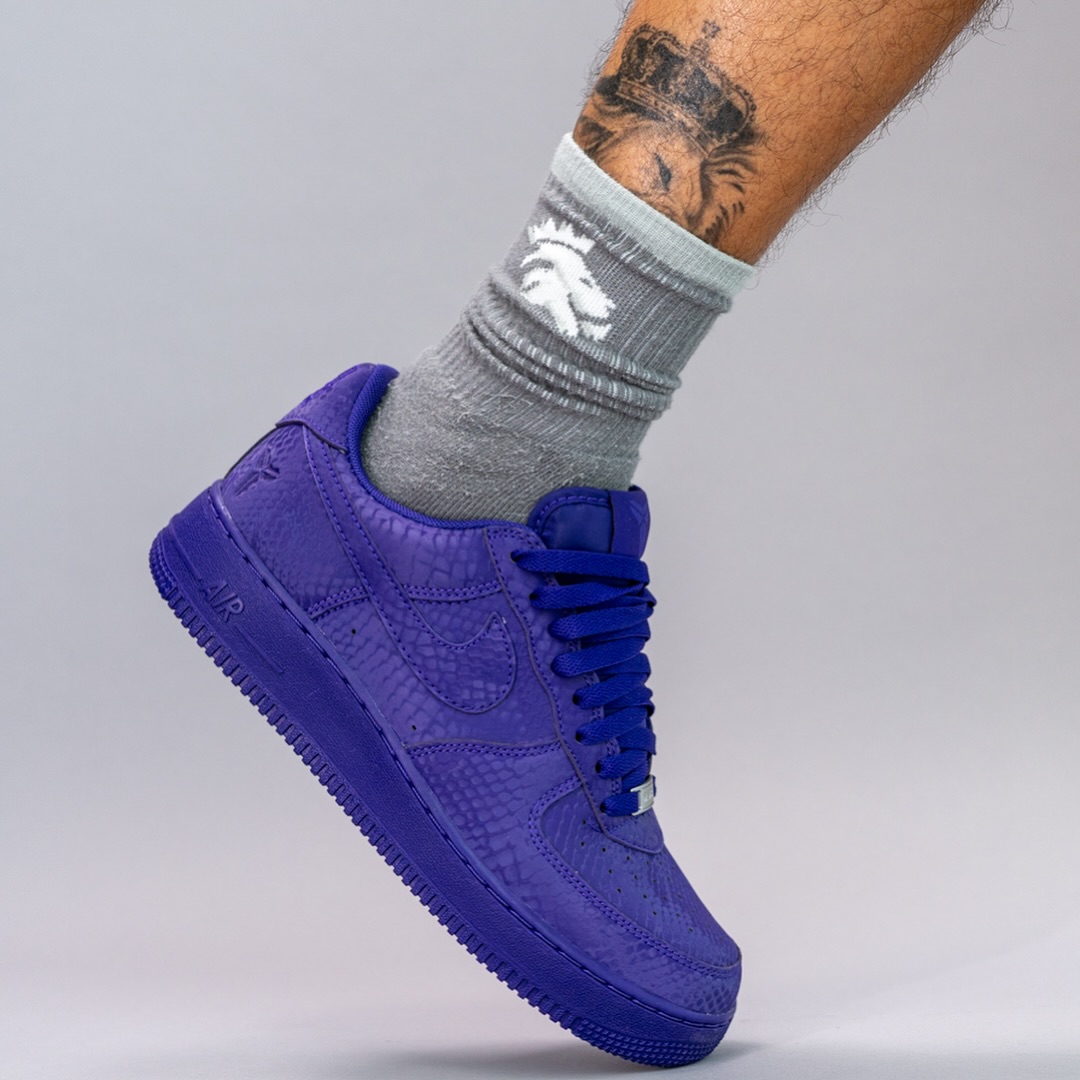【2025年 秋 発売予定】Kobe Bryant Forever × NIKE AIR FORCE 1 LOW QS “Varsity Purple” (コービー・ブライアント ナイキ エア フォース 1 ロー レトロ “バーシティパープル”) [IB0018-500]