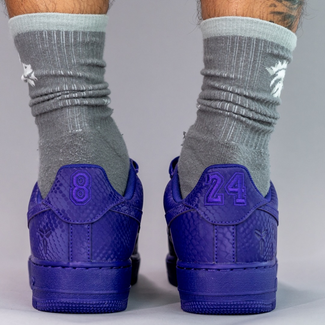【2025年 秋 発売予定】Kobe Bryant Forever × NIKE AIR FORCE 1 LOW QS “Varsity Purple” (コービー・ブライアント ナイキ エア フォース 1 ロー レトロ “バーシティパープル”) [IB0018-500]