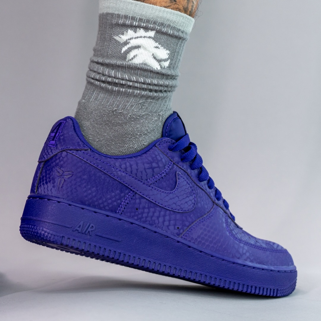 【2025年 秋 発売予定】Kobe Bryant Forever × NIKE AIR FORCE 1 LOW QS “Varsity Purple” (コービー・ブライアント ナイキ エア フォース 1 ロー レトロ “バーシティパープル”) [IB0018-500]