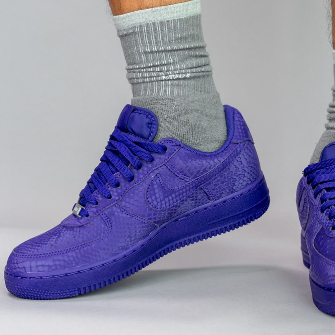 【2025年 秋 発売予定】Kobe Bryant Forever × NIKE AIR FORCE 1 LOW QS “Varsity Purple” (コービー・ブライアント ナイキ エア フォース 1 ロー レトロ “バーシティパープル”) [IB0018-500]
