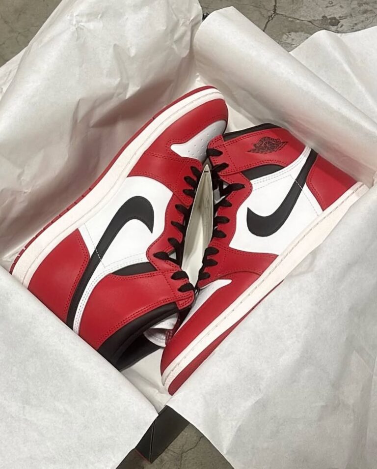 【日本未発売】エアジョーダン1 シカゴ　スパイク 海外限定 NIKE AIR JORDAN 1 HIGH RETRO MCS 