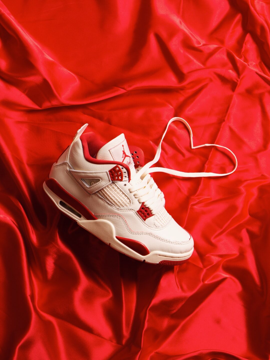 【2026年 2/7 発売】NIKE W AIR JORDAN 4 RETRO "Pale Ivory/Sierra Red" (ナイキ エア ジョーダン レトロ "ペールアイボリー/シエラレッド") [HV0823-108]