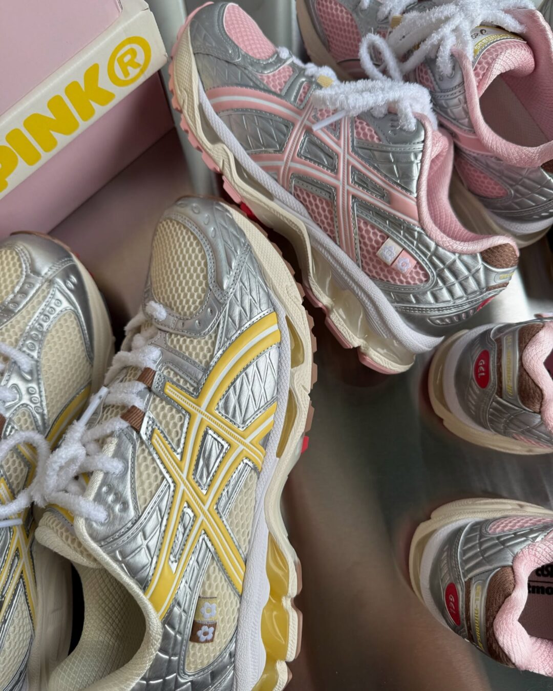 【2025年 4/19 & 5/30 発売】VANDY THE PINK × ASICS × atmos GEL-NIMBUS 10.1 (ヴァンディー・ザ・ピンク アシックス アトモス ゲルニンバス) [1203A865.702/1203A865.752]