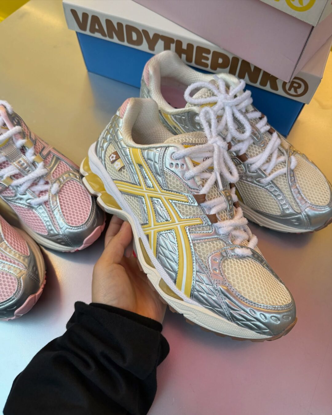 【2025年 4/19 & 5/30 発売】VANDY THE PINK × ASICS × atmos GEL-NIMBUS 10.1 (ヴァンディー・ザ・ピンク アシックス アトモス ゲルニンバス) [1203A865.702/1203A865.752]